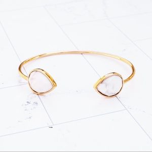 Teardrop Howlite Gold Wire Bracelet